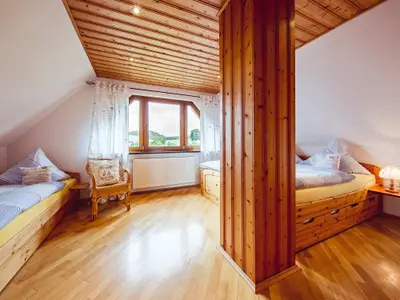 Schlafzimmer mit Doppelbett und Einzelbett