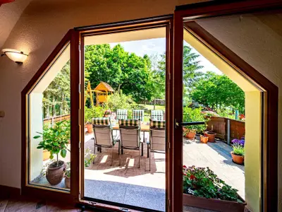 Terrasse mit Zugang zum Garten