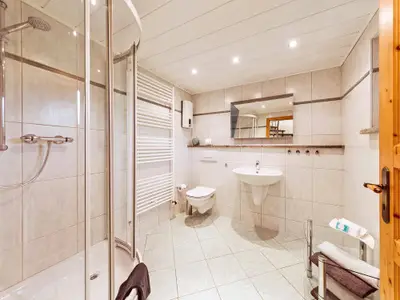 Bad mit Dusche und WC