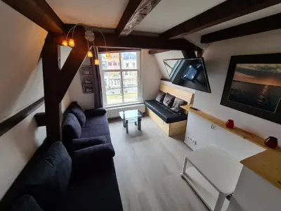Wohnbereich. Wohnzimmer mit Smart-TV und Netflix-Konto