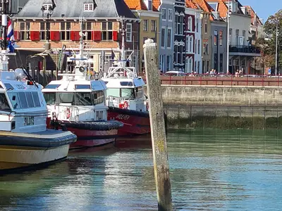 Außenansicht des Gebäudes. Seeschiffe werden von diesem Hafen zum Nordsee auch nach Antwerpen begeleitet.