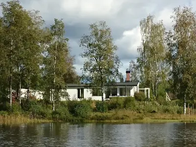 Außenansicht des Gebäudes. Blick vom See auf das Haus