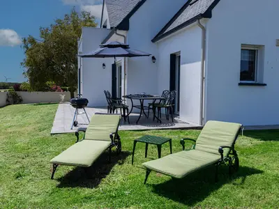 Sonnenliegen und Terrasse mit Weber Grill