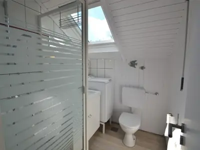 Bad mit Dusche, WC, Fenster und Waschmaschine