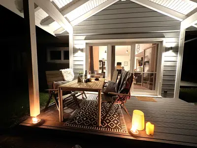 Gemütliche, ruhige Terrasse am Abend