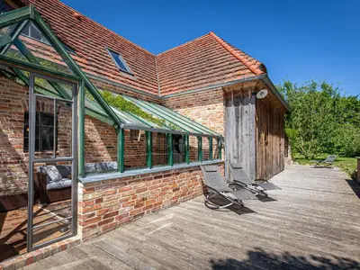 Terrasse mit Sonnenliegen