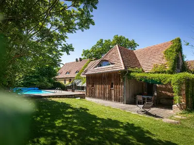 Grünfläche, Terrasse, Pool