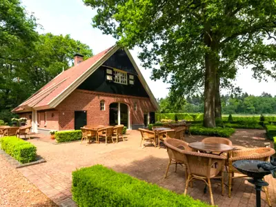 Außenseite Ferienhaus [Sommer]