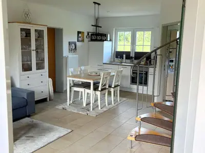 Blick auf Küche und Essbereich