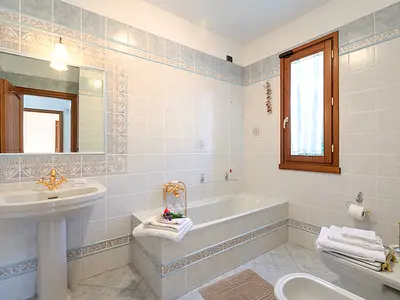 Badezimmer mit Badewanne