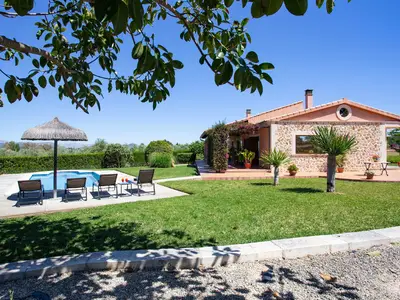 Finca Oliveres Rasenfläche