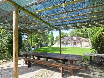 Exklusive möblierte Pergola in der Nähe des Pools