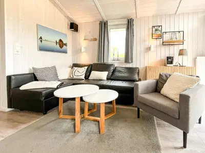 Wohnzimmer mit Sofa und Sessel