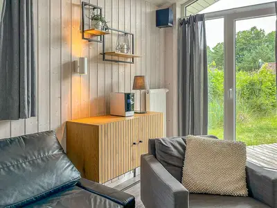 Wohnzimmer mit Blick zur Terrasse