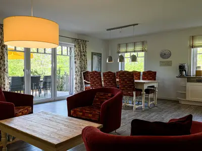 Wohnbereich mit Blick zum Essbereich