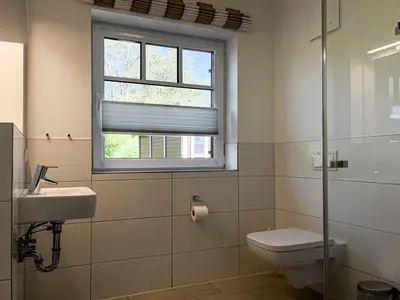 1. Badezimmer mit Dusche und WC