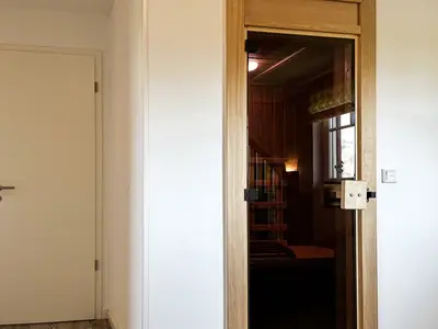Flur mit Blick zur Infrarotsauna