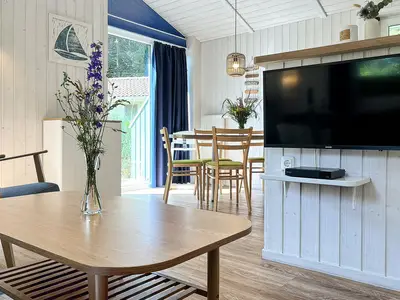 Wohnzimmer mit Blick zum TV