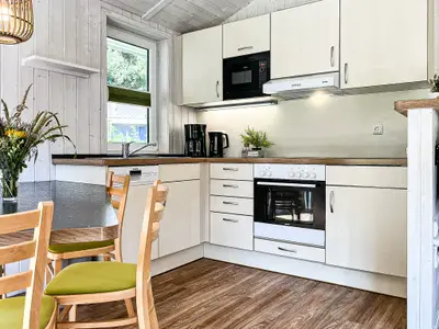 Küchenzeile mit Backofen und Spülmaschine