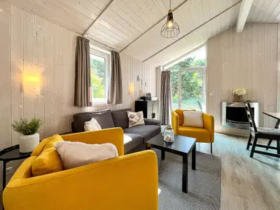 mit Blick aus dem Flur ins Wohnzimmer