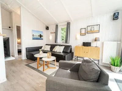 Wohnzimmer mit Sitzecke und TV