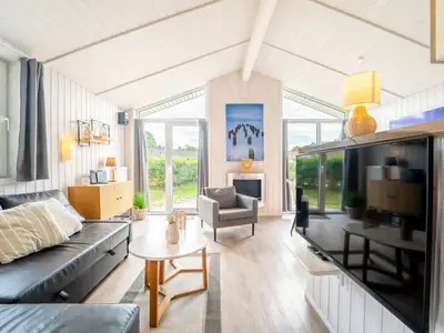 Wohnzimmer mit Blick zur Terrasse