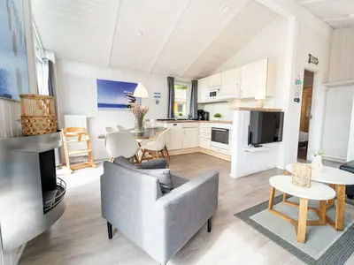 Wohnzimmer mit Blick zum Essbereich und Küche