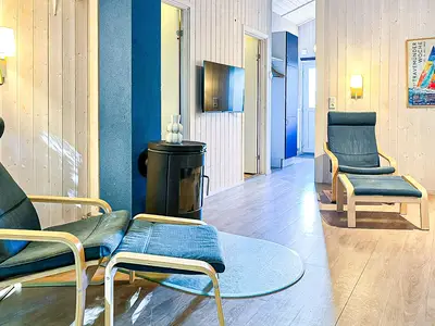 Wohnzimmer mit Sitzecke und TV