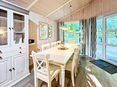 Essbereich mit Blick zur Terrasse