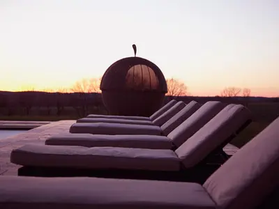 Terrasse. Sonnenliegen am Pool