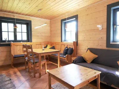 Sitzecke mit Esstisch im Ferienhaus