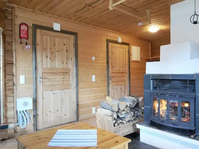 Kaminofen vor den Türen zu den Schlafzimmern