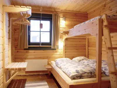 Schlafzimmer mit rustikalen Betten