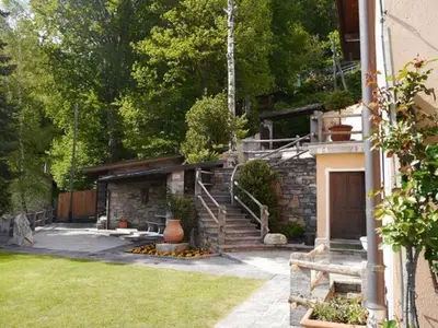 Steintreppe zum Parkplatz