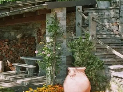 Grotto und Steintreppe 