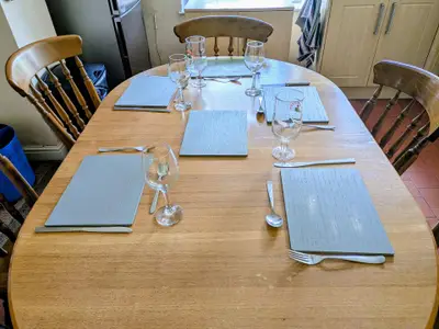 Grosse Esstisch fur funf Gaste bedekt