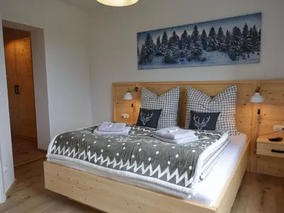 Schlafzimmer 2 in der ersten Etage mit eigenem Schrank und Schreibtisch