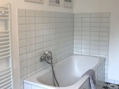 Badezimmer 1 mit Badewanne