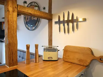 Küche mit Toaster, Herd und Ofen