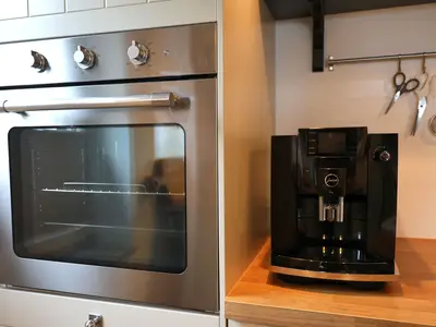 Küche mit moderner Ausstattung und Jura-Kaffeemaschine