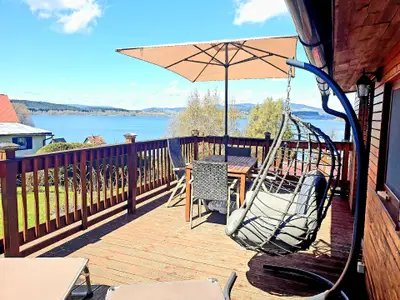 Terrasse mit grandiosem Seeblick, an dem man sich nicht satt sehen kann
