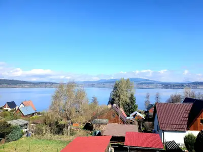 Seeblick und umliegendes Panorama, ebenso von der Terrasse aus
