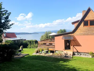 Blick von der offenen Feuerstelle, die sich hinter dem Haus befindet.