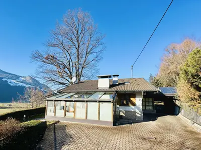 Geräumige Einfahrt, Parkplätze vorhanden