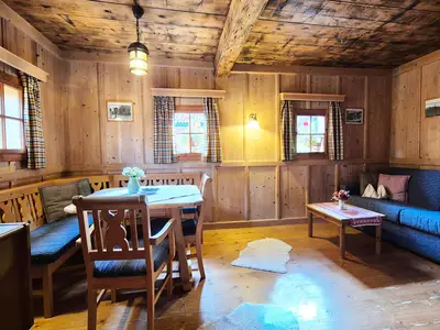 Gemütliche Stube mit Couch