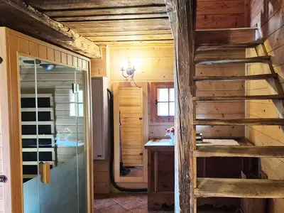 Vorraum mit Sauna und Aufgang ins Obergeschoss