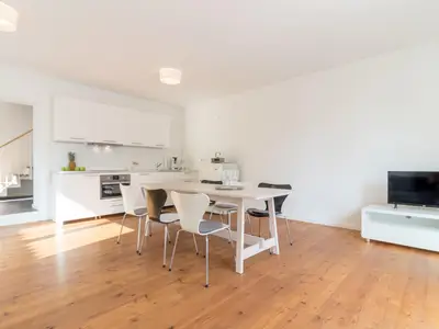 Wohn-Esszimmer mit offener Wohn-Küche