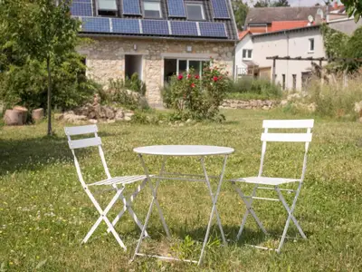 Sitzgelegenheit im 1.100 m² großen Garten