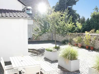 Südterrasse Brunnenhaus und Hof