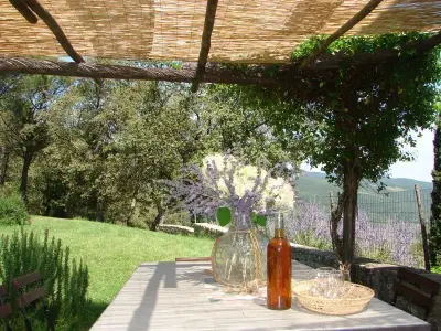 Außenansicht des Gebäudes. Gartenlaube